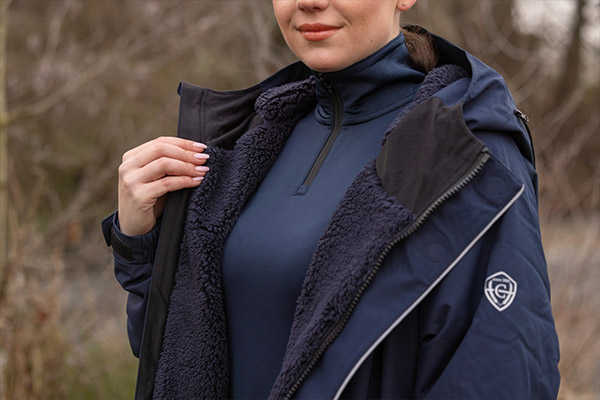 Reiterin im navyblauen Mantel Arktis der Covalliero Trendkollektion Herbst/Winter 2025