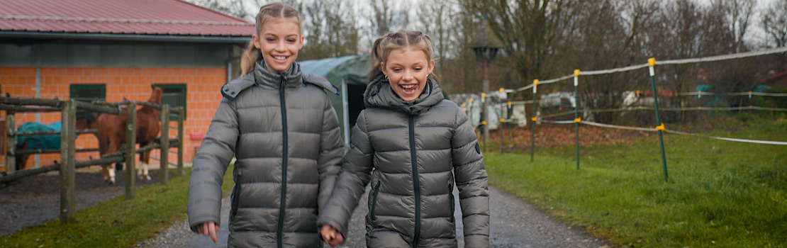 Zwei Mädchen in Copvalliero Herbst Winter Trendkollektion