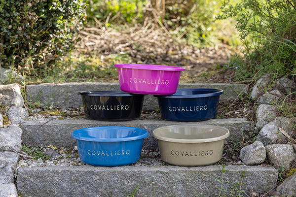 Futterschalen für Pferde der neuen Frühjahr/Sommer Trendkollektion von Covalliero