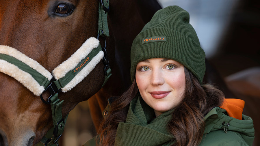 Reiterin mit braunem Pferd in dunkelgrüner Covalliero Herbst/Winter Kollektion Reitbekleidung